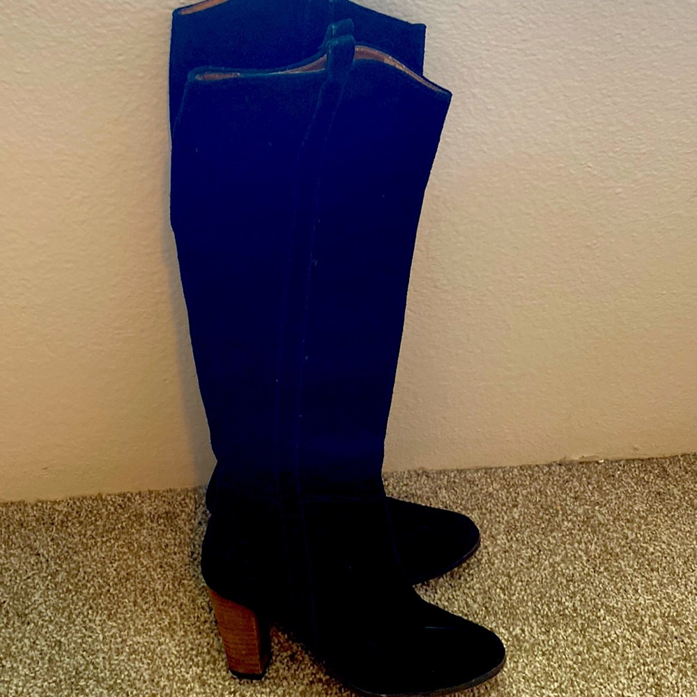 🦊 Dolce Vito beautiful black suede boots. Cute detail  along side.